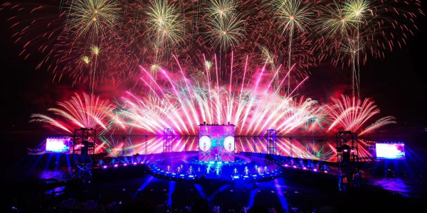 Die Geschichte des farbigen Feuerwerks: vom goldenen Funken bis zur modernen Farbpyrotechnik