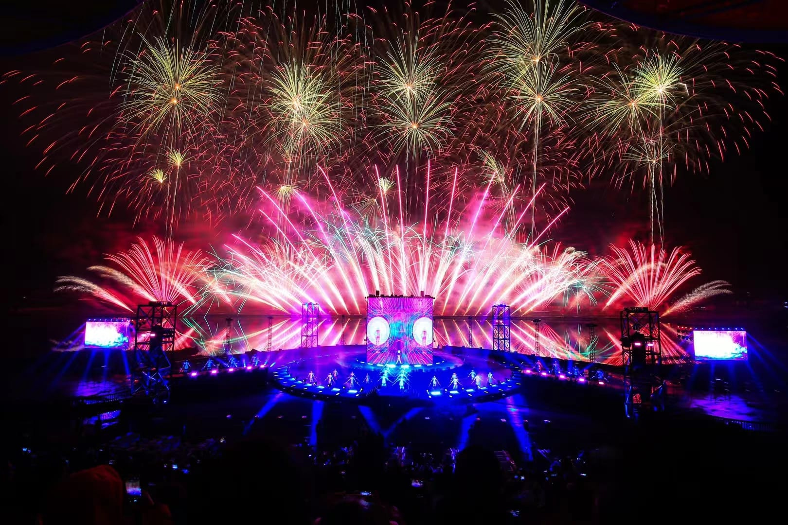 Historie barevných ohňostrojů: Od zlatých jisker k moderní barevné pyrotechnice